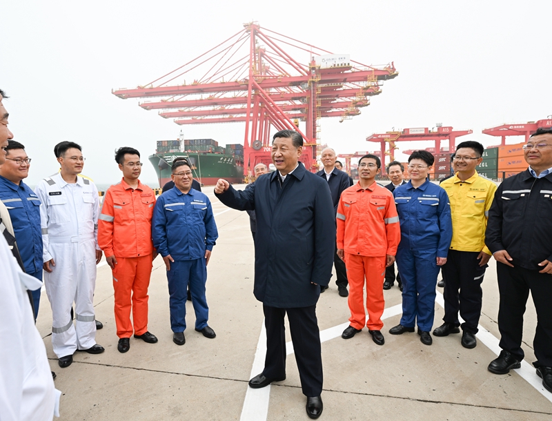 ??5月22日至24日，中共中央總書記、國家主席、中央軍委主席習(xí)近平在山東考察。這是22日下午，習(xí)近平在日照港親切慰問港口科技工作者、運(yùn)營人員、航運(yùn)人員。 