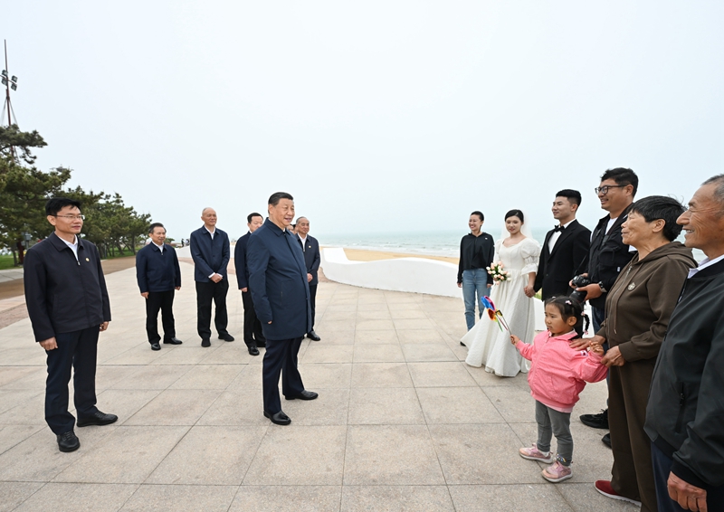 5月22日至24日，中共中央總書記、國家主席、中央軍委主席習(xí)近平在山東考察。這是22日下午，習(xí)近平在日照市陽光海岸綠道同市民親切交流。