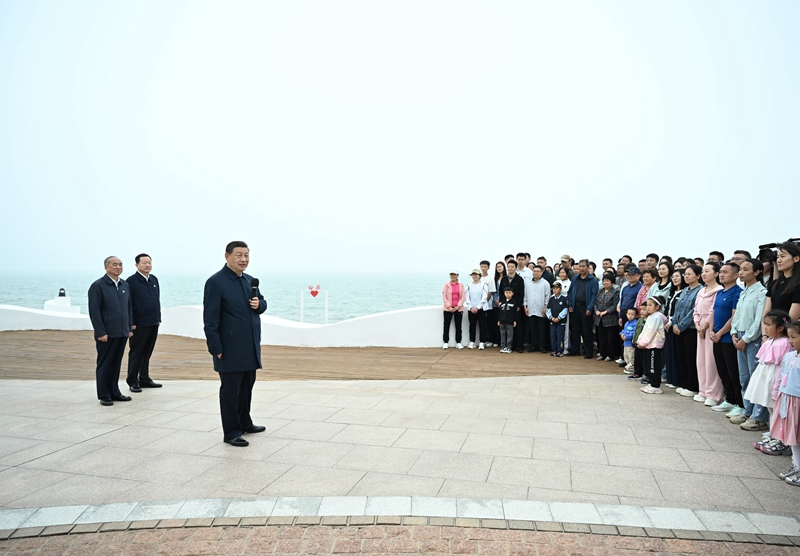 5月22日至24日，中共中央總書記、國家主席、中央軍委主席習(xí)近平在山東考察。這是22日下午，習(xí)近平在日照市陽光海岸綠道同市民和游客親切交流。