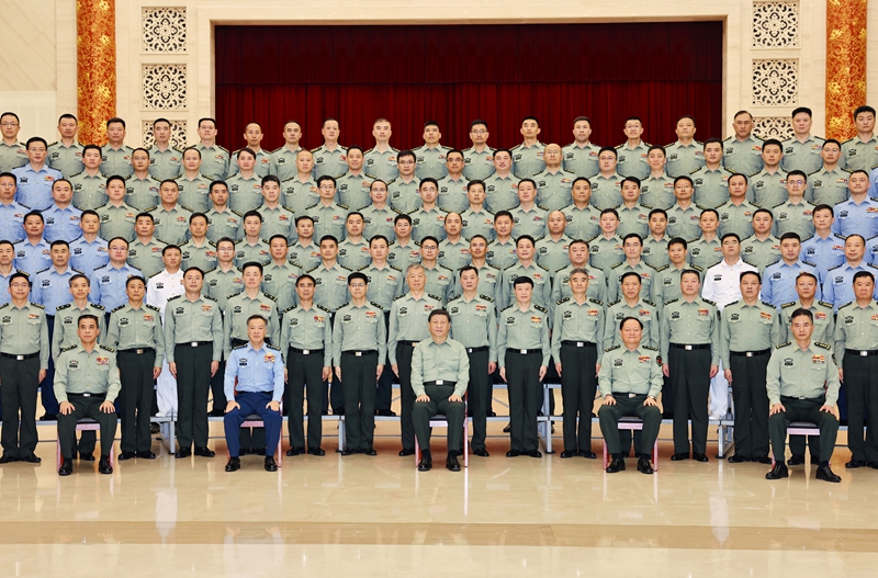5月22日至24日，中共中央總書記、國家主席、中央軍委主席習(xí)近平在山東考察。這是23日上午，習(xí)近平在濟(jì)南親切接見駐濟(jì)南部隊(duì)上校以上領(lǐng)導(dǎo)干部，代表黨中央和中央軍委向駐濟(jì)南部隊(duì)全體官兵致以誠摯問候。